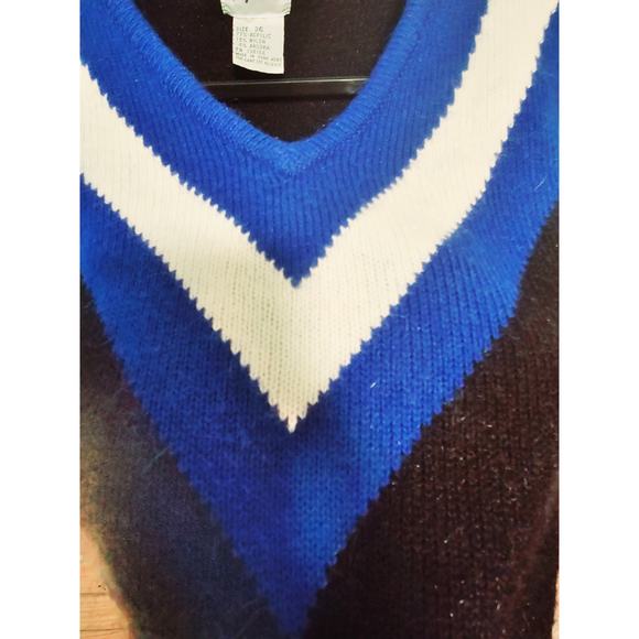 Vintage Blue & Black V-Neck Sweater
Size - 36 - Picture 5 of 7